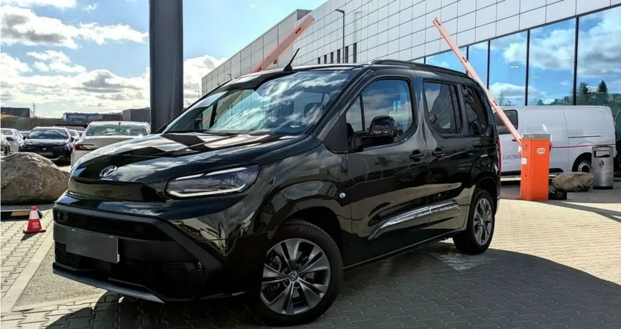 Toyota Proace City Verso 1.2 D-4T Family 2025 - used car for lease