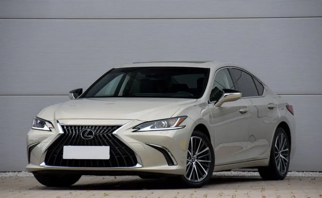 Lexus ES 300h Business Edition 2023 - używany samochód w leasingu