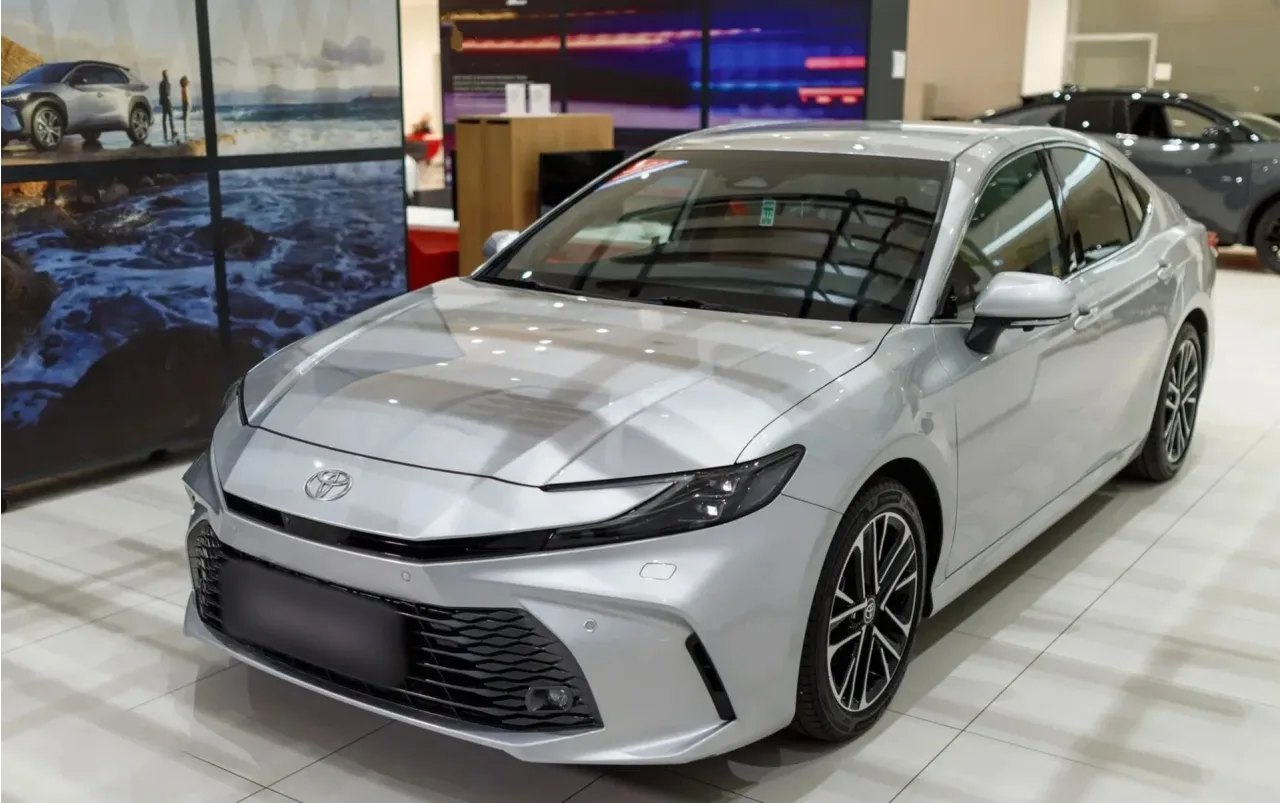 Toyota Camry 2.5 Hybrid Dynamic Force Executive e-CVT 2024 - używany samochód w leasingu