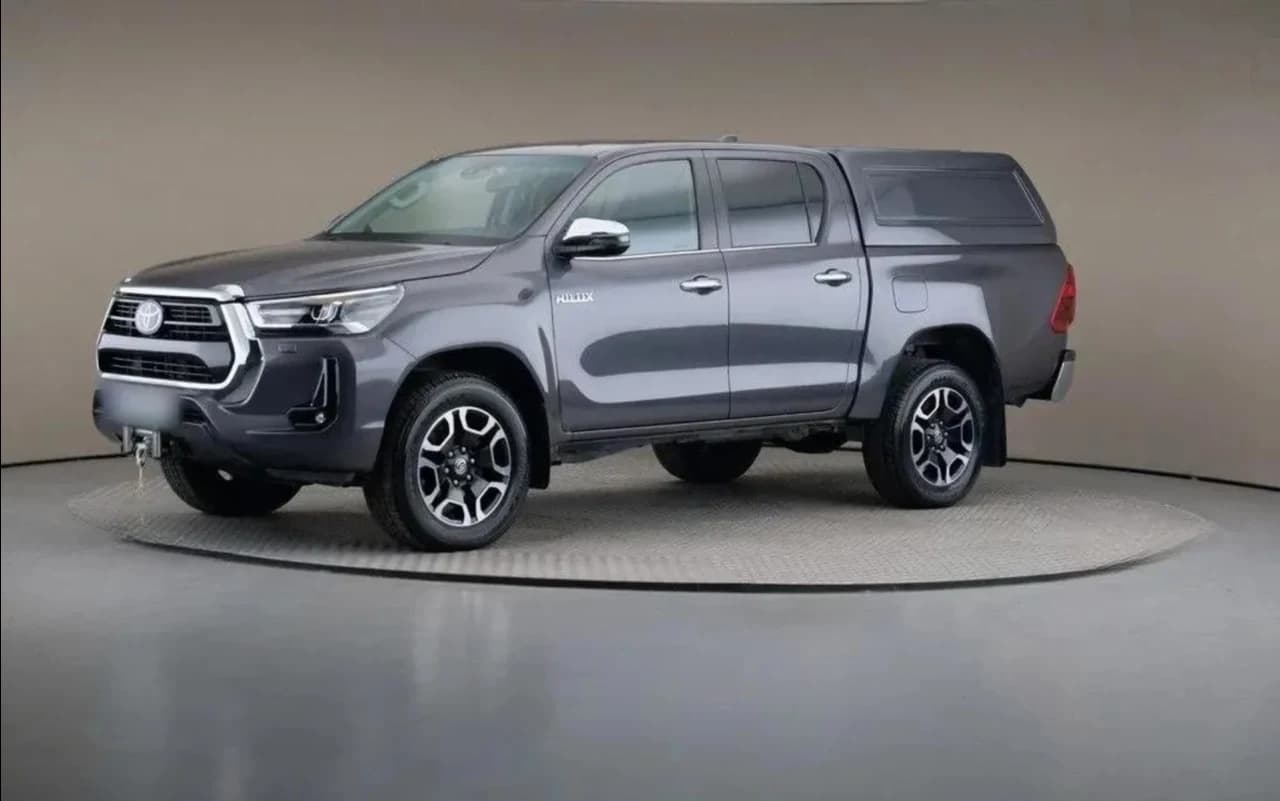 Toyota Hilux 2.8 D-4D Double Cab SR5 4x4 2023 - gebrauchtes Leasingfahrzeug