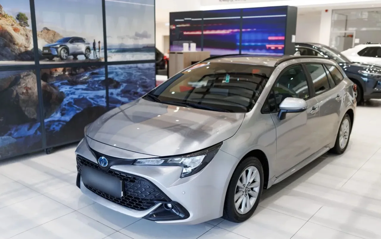 Toyota Corolla 1.8 Hybrid Comfort 2023 - używany samochód w leasingu