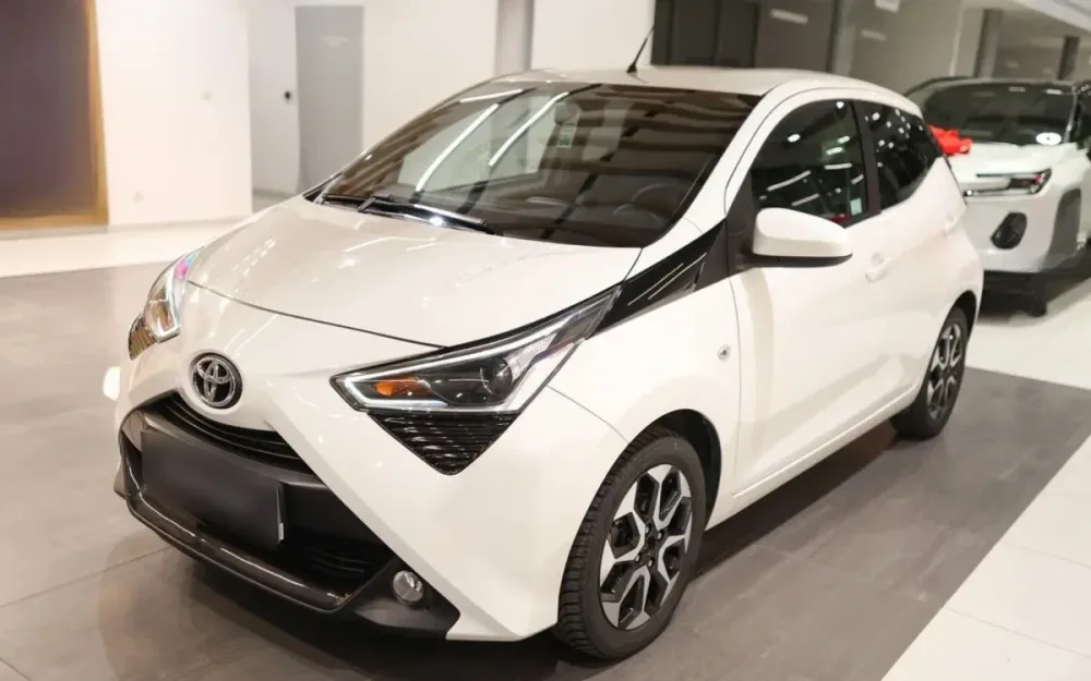 Toyota Aygo 1.0 (72 KM) x-play hatchback